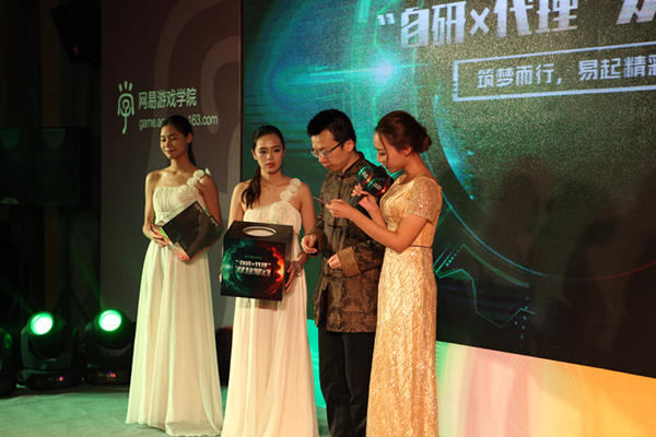 《大话西游》手游制作人黄明担任本次公开日活动现场第一轮抽奖的嘉宾