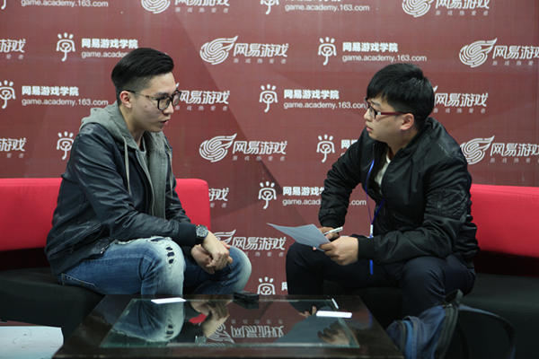 负责《乖离性百万亚瑟王》本地化工作的陈睿源接受媒体朋友的采访.